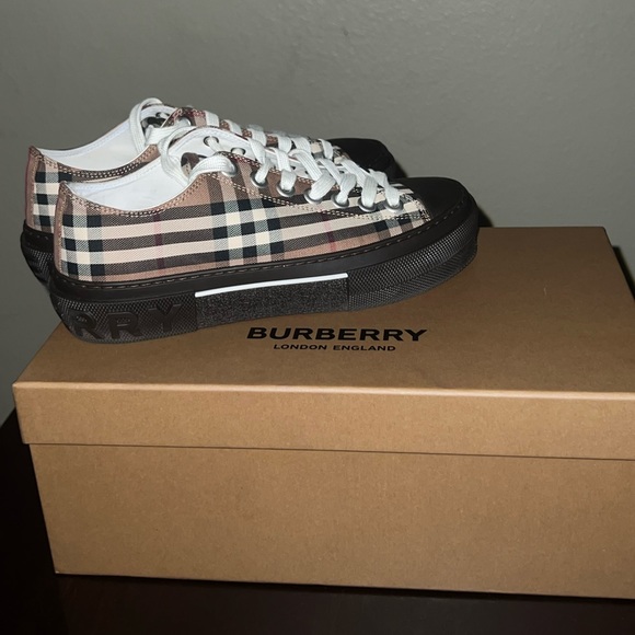 Burberry Sneakers . - Picture 4 of 5
